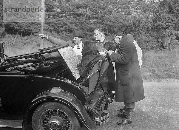 Wolseley Hornet  der an der Auto-Schatzsuche des Bugatti Owners Club teilnimmt  25. Oktober 1931. Künstler: Bill Brunell.