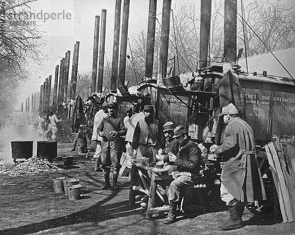 Hinter den französischen Linien  Feldküchen der französischen Armee  1915. Künstler: Unbekannt.