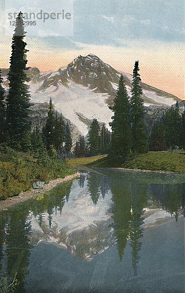 Mount Rainier und Reflection Lake  um 1916. Künstler: Asahel Curtis.