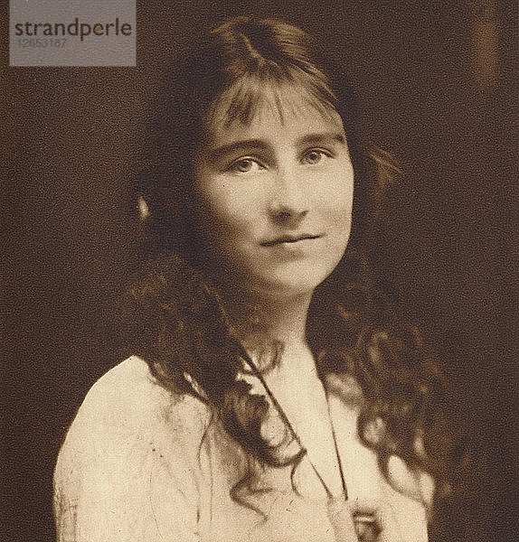 Lady Elizabeth Bowes-Lyon als junges Mädchen  um 1917  (1937). Künstler: Unbekannt.