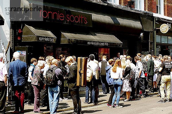 Crowd Scene  Ronnie Scotts  Soho  London  5. Juni 2016. Künstler: Brian OConnor.