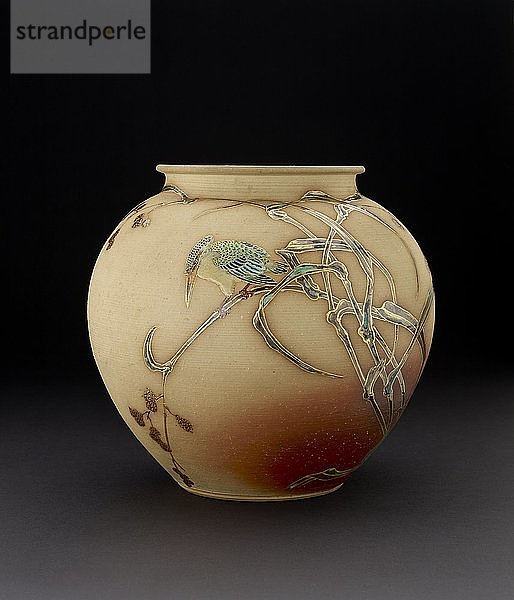 Vase mit Eisvogel auf einem Schilfrohr  1920-1940. Künstler: Unbekannt.