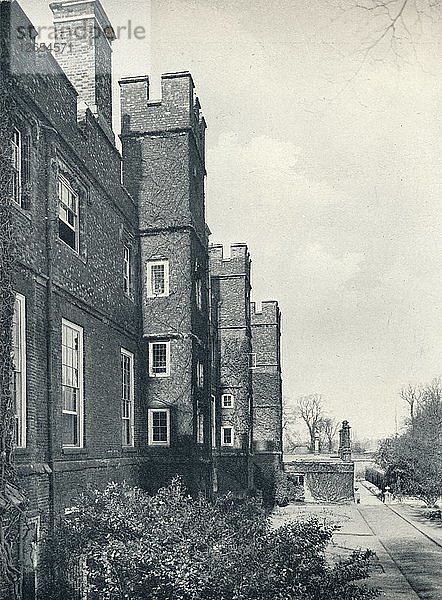 Die Ostfassade des College  1926. Künstler: Unbekannt.