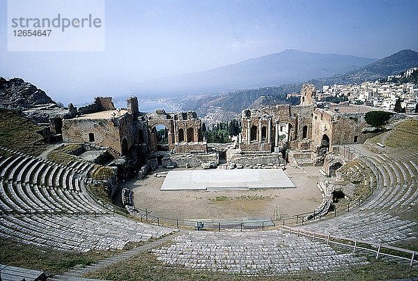 GriechischGriechisches Amphitheater  Meeresufer und Ätna  Taormina  Sizilien  3. Jahrhundert  (um 20. Jahrhundert). Künstler: Unbekannt.