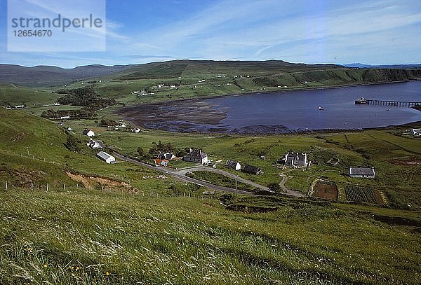 Dorf Uig und Bucht  Isle of Skye  Schottland  20. Jahrhundert. Künstler: CM Dixon.