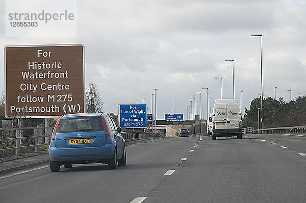 Verkehr auf der Autobahn M27 mit braunem Hinweisschild für Touristen