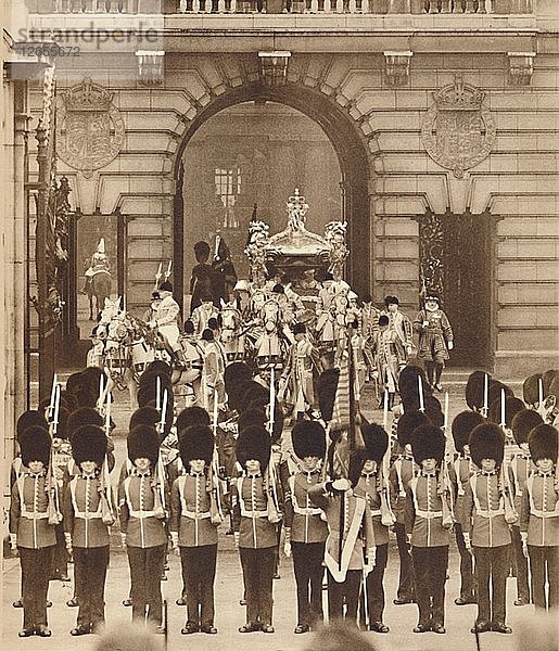 Der König und die Königin verlassen den Palast für ihre Krönung  1937. Künstler: Unbekannt.