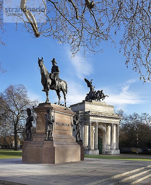 Statue des Herzogs von Wellington und der Wellington Arch  London  um 2015. Künstler: James O Davies.
