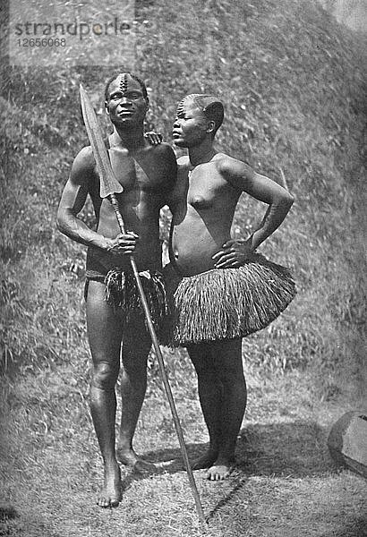 Ein Mulolo-Krieger (Kongo) und seine Frau aus den zentralen Kongoregionen  1902. Künstler: Unbekannt.