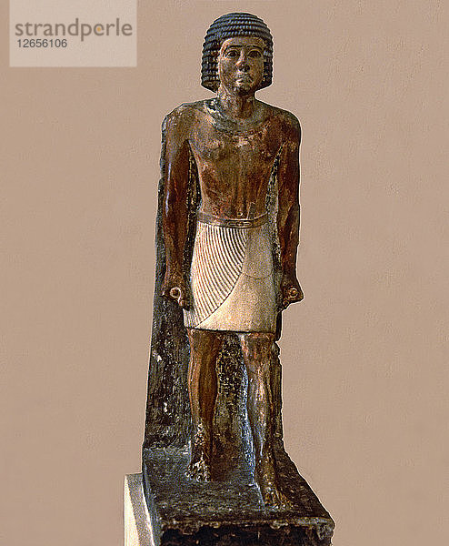 Hieratische Statue eines Mannes  aus polychromem Kalkstein.