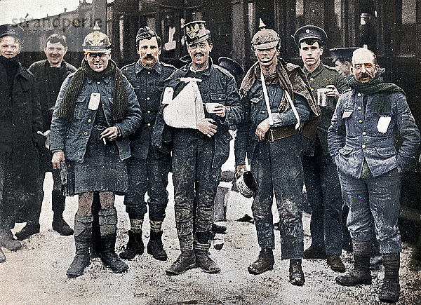 Einige fröhliche Verwundete aus den Kämpfen um Neuve Chapelle  die erbeutete deutsche Helme tragen  1915. Künstler: Unbekannt.