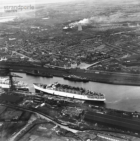 SS Himalaya vor Anker im Buccleuch Dock  Barrow-in-Furness  Cumbria  1948. Künstler: Aerofilms.