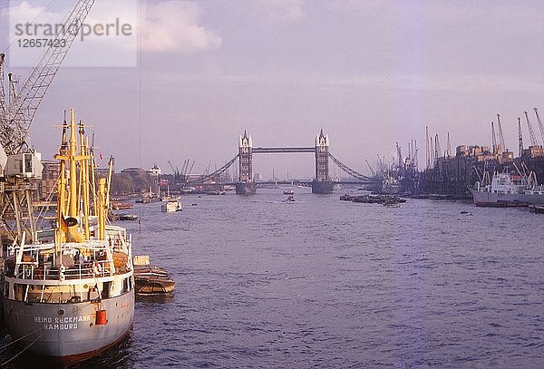 Pool of London mit Docks und Tower Bridge  London  England  1962. Künstler: CM Dixon.