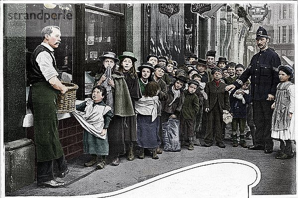 Warten auf Lebensmittelpakete  Cheapside  um 1903 (1903). Künstler: Unbekannt.