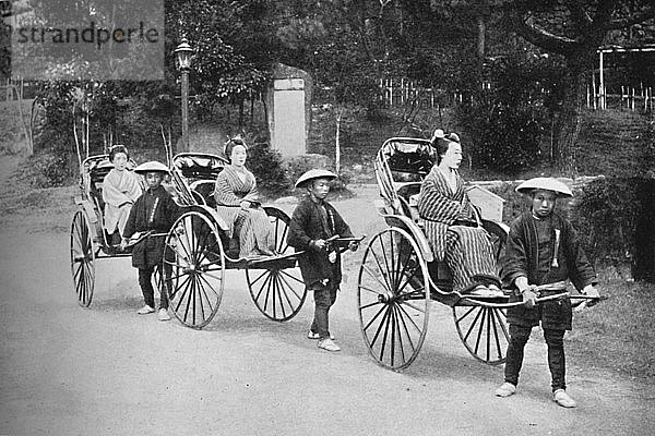 Japanische Frauen in Rikschas  die von Kulis gezogen werden  1902. Künstler: Unbekannt.