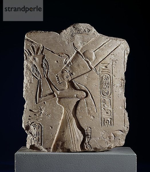 Kalksteinfragment der Königin Nofretete  die dem Aten einen Blumenstrauß darbringt  XVIII. Dynastie  ca. 1540-1292 v. Chr. Künstler: Unbekannt.