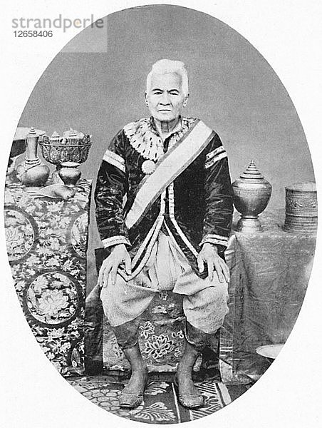 Ein laotischer Häuptling  77 Jahre alt  in siamesischer Uniform  1902. Künstler: James McCarthy.