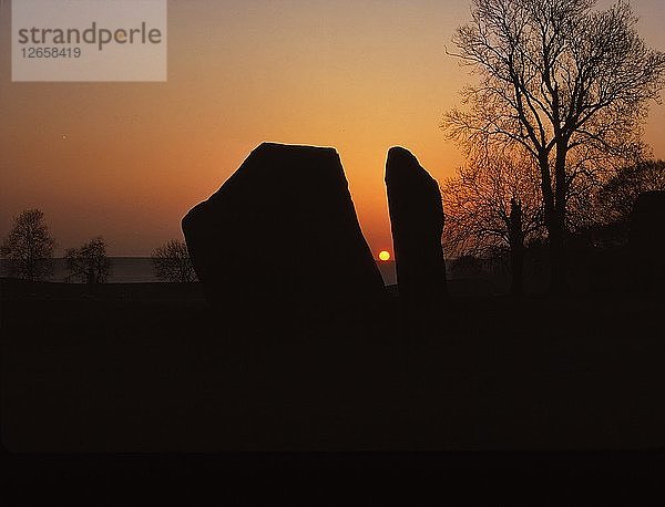 Sonnenaufgang am Megalithkreis  Avebury  Wiltshire  20. Jahrhundert. Künstler: CM Dixon.