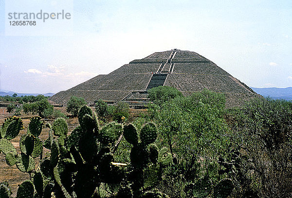 Teotihuacan  Sonnenpyramide  Tempel an einer Seite des zentralen Platzes der antiken Stadt.