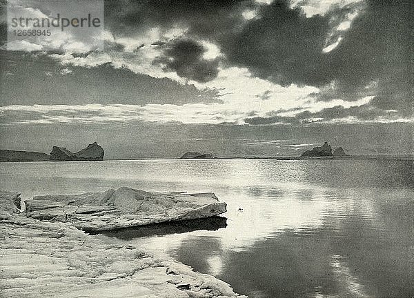 Der Einbruch der langen Polarnacht  um 1910?1913  (1913). Künstler: Herbert Ponting.