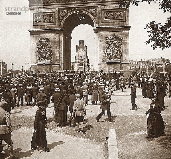 Siegesfeier  Zivilisten am Arc de Triomphe  Paris  Frankreich  Juli 1919. Künstler: Unbekannt.