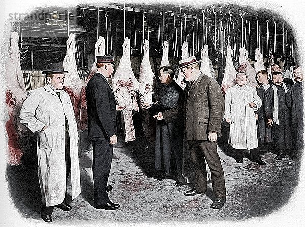 Inspektion von Fleisch auf dem Smithfield-Markt in der Londoner City  um 1903 (1903). Künstler: Unbekannt.