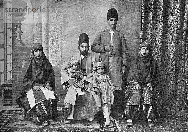 Eine persische Parsi-Familie  1902. Künstler: Unbekannt.
