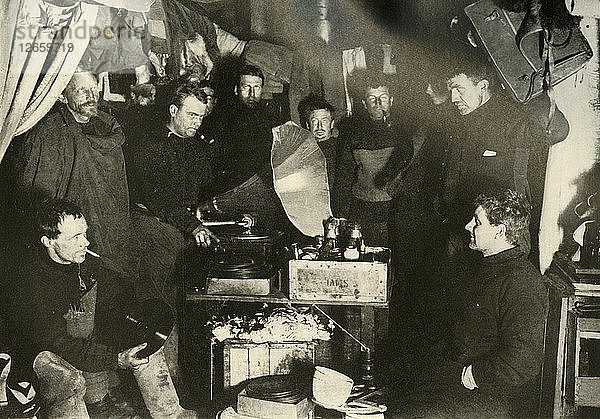 Musik in der Hütte  um 1908  (1909). Künstler: Unbekannt.