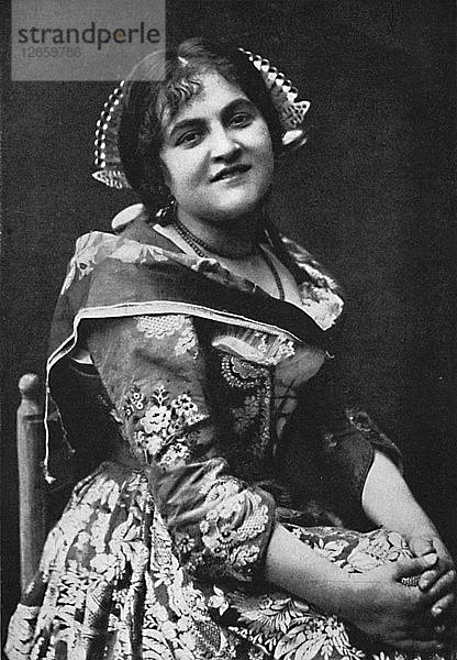 Ein Mädchen aus der Lombardei  1912. Künstler: Unbekannt.