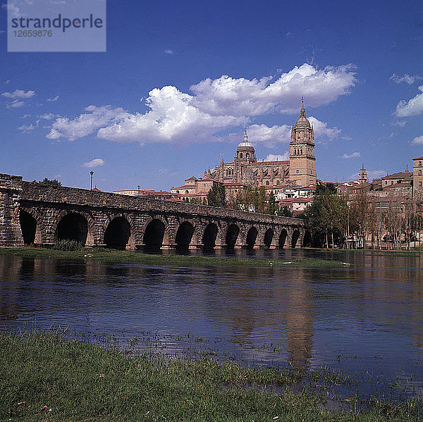 Salamanca. Blick auf die römische Brücke über den Fluss Tormes mit der Kathedrale im Hintergrund.