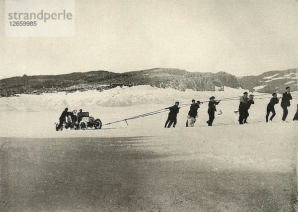 Der Motorwagen im weichen Schnee  nach der Rückkehr des Schiffes  um 1908  (1909). Künstler: Unbekannt.
