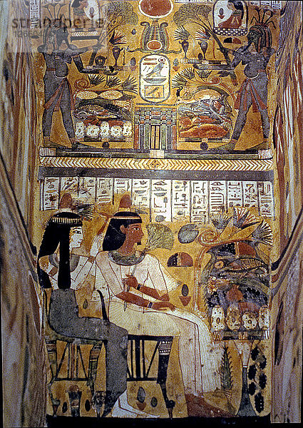 Fresken im Inneren eines Sarkophags aus Holz.