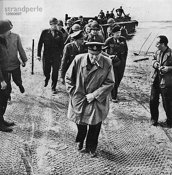 Winston Churchill über den Rhein. Hinaus nach Deutschland! Vorwärts zum Sieg!  1945. Künstler: Unbekannt.