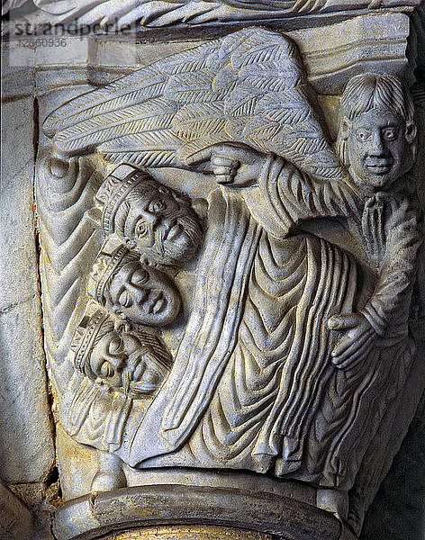 Kapitell im linken Teil des Kreuzgangs der Kathedrale von Tarragona  das die Heiligen Drei Könige darstellt  die auf dem Boden liegen?