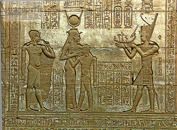 Reliefs mit Figuren und Schrift im Tempel der Hathor.