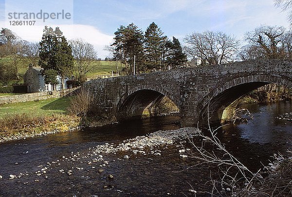 Fluss Caldew und Straßenbrücke bei Sebergham  Cumberland  20. Jahrhundert. Künstler: CM Dixon.