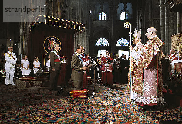 König Juan Carlos I. in der Kathedrale von Santiago während seines Besuchs in Galicien im Juli 1977.