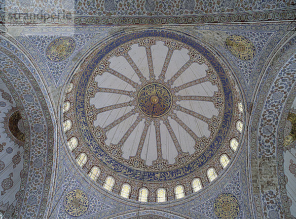 Innenansicht der Kuppel der Blauen Moschee in Istanbul.