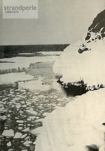 Der erste Anlandeplatz mit dem Ausbrechen des Eises in der Bucht und dem Abdriften nach Norden  1908  (1909). Künstler: Unbekannt.