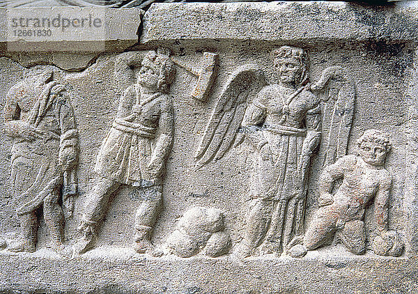 Etruskischer Steinsarkophag mit Reliefs östlichen Einflusses  mit verschiedenen Schriftzeichen  darunter ein?