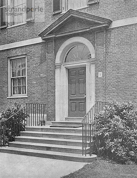 Straßentür zum Haus von Mrs. WK Vanderbilt  New York City  1924. Künstler: Unbekannt.