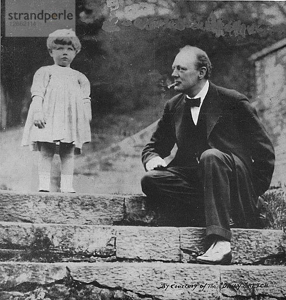 Winston Churchill mit seiner Tochter Mary in Chartwell  um 1924  (1945). Künstler: Unbekannt.