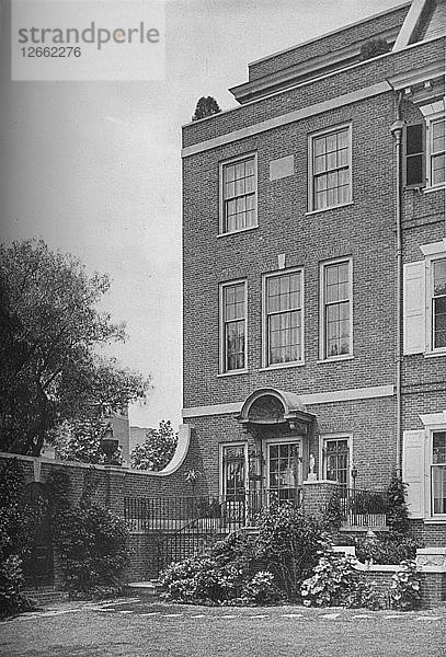 Ostfront mit Terrasse und Gartentor  Haus von Mrs. WK Vanderbilt  New York City  1924. Künstler: Unbekannt.