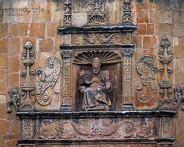 Die Eingangstür der St. Peters-Kathedrale  gekrönt vom sitzenden Bild des heiligen Papstes Petrus  eingebettet in?