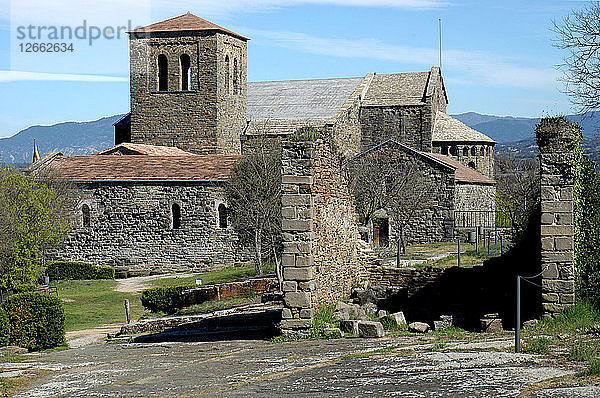 Überblick über das Kloster von Sant Pere de Casserres mit dem Glockenturm im Vordergrund.