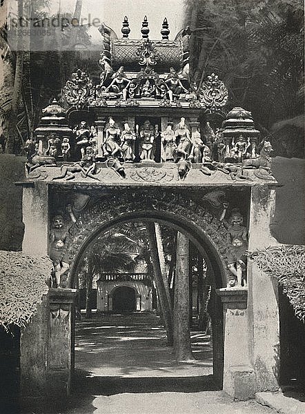 Eingang zu einem Hindutempel  Ceylon  1926. Künstler: Unbekannt.