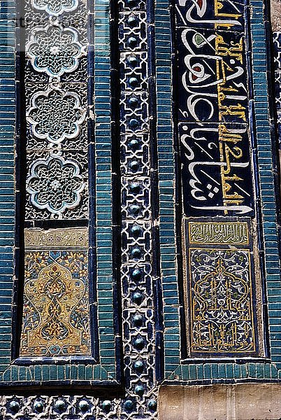 Glasierte Ziegelfliesen im Shah-i-Zinda-Komplex  Samarkand  14.-15. Jahrhundert. Künstler: CM Dixon  Unbekannt.