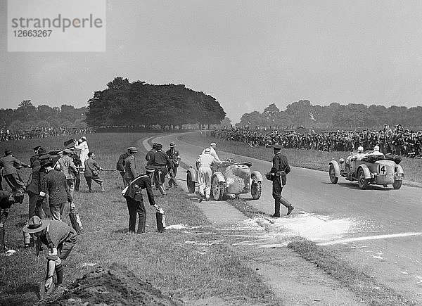 Bergung von George Eystons brandgeschädigtem Bugatti T43  Großer Preis von Irland  Phoenix Park Dublin  1929. Künstler: Bill Brunell.