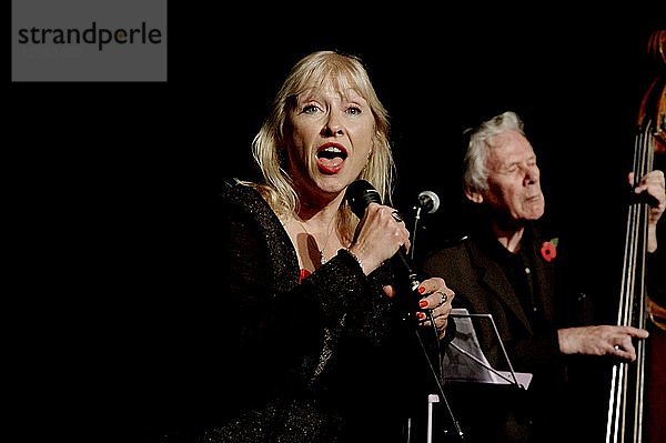 Tina May mit Herbie Flowers  Hawth  Crawley  West Sussex  November 2015. Künstler: Brian OConnor.