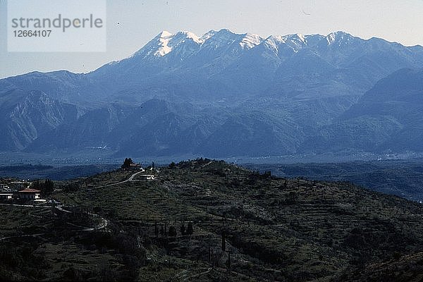 Sparta  Griechenland und das Tal des Flusses Eurotas  mit dem Taiyrtos-Gebirge dahinter  ca. 20. Künstler: CM Dixon.